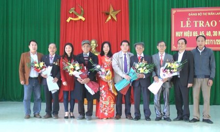 Trao huy hiệu Đảng cho các Đảng viên thuộc Đảng Bộ Thị Trấn Lang Chánh