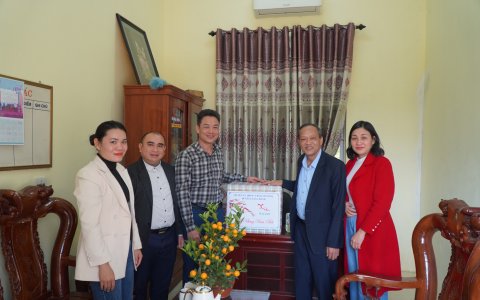 ĐỒNG CHÍ LÊ VĂN LUYẾN, TRƯỞNG BAN DÂN VẬN HUYỆN UỶ THĂM, TẶNG QUÀ TẠI XÃ TÂN PHÚC